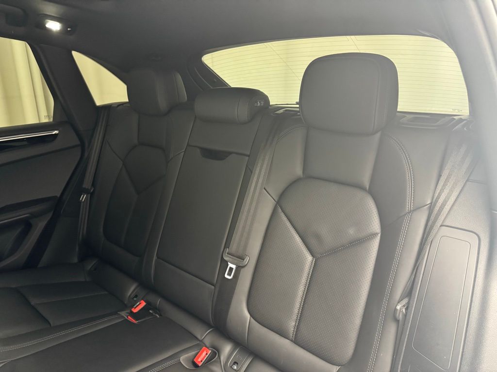 2022 Porsche Macan Base photo 21