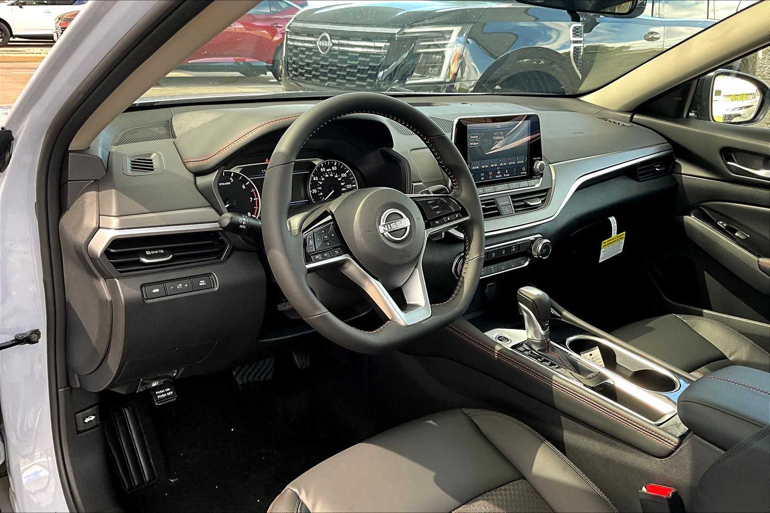 2025 Nissan Altima SR photo 9