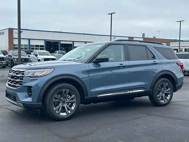2025 Ford Explorer photo 2