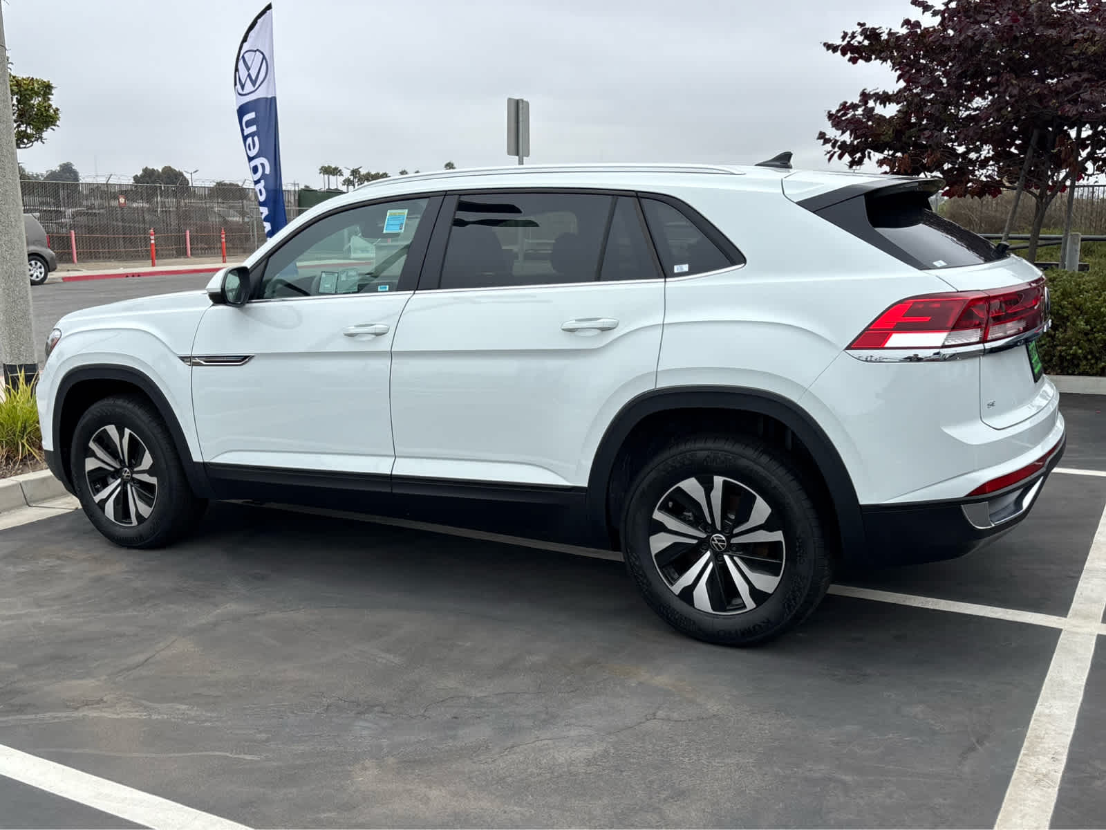 2025 Volkswagen Atlas Cross Sport SE photo 4