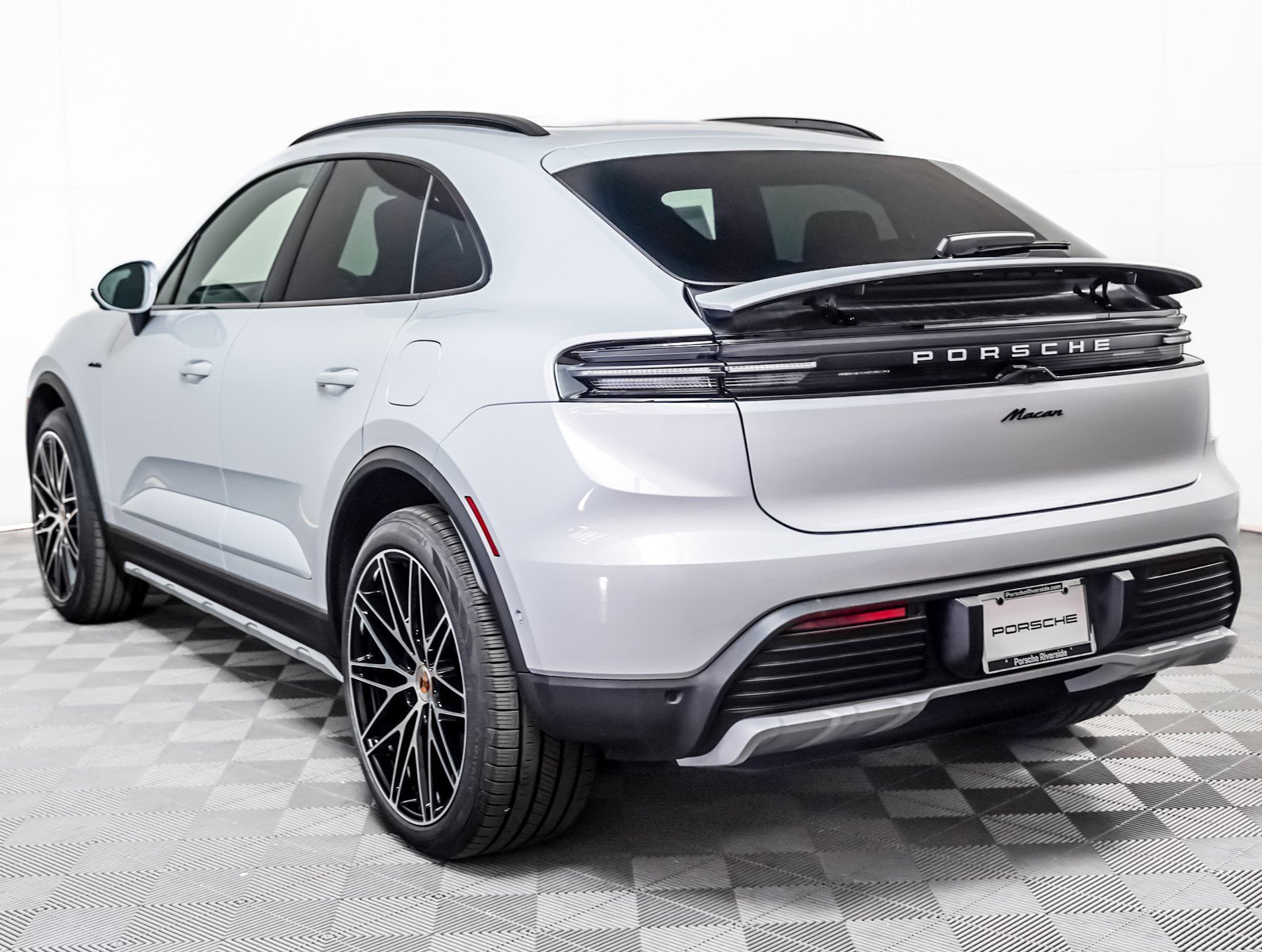 2025 Porsche Macan Electric photo 2