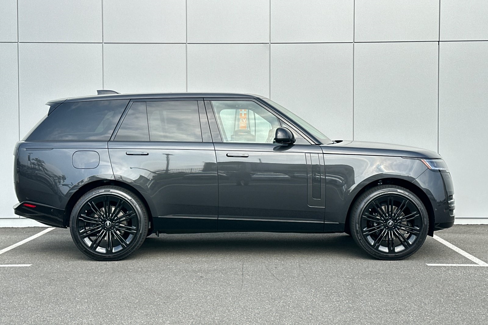 2025 Land Rover Range Rover SE photo 6