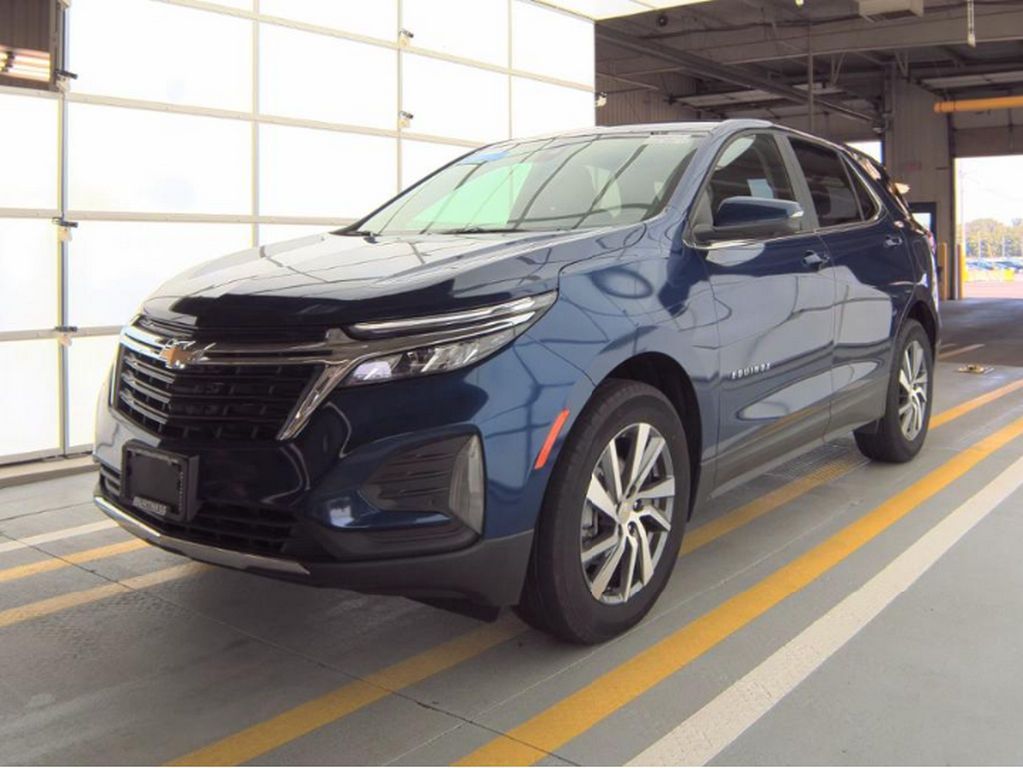 2022 Chevrolet Equinox LT photo 2