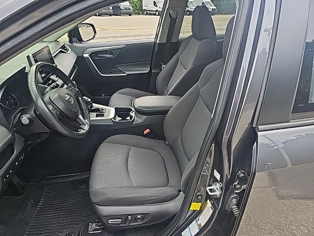 2020 Toyota RAV4 XLE photo 15