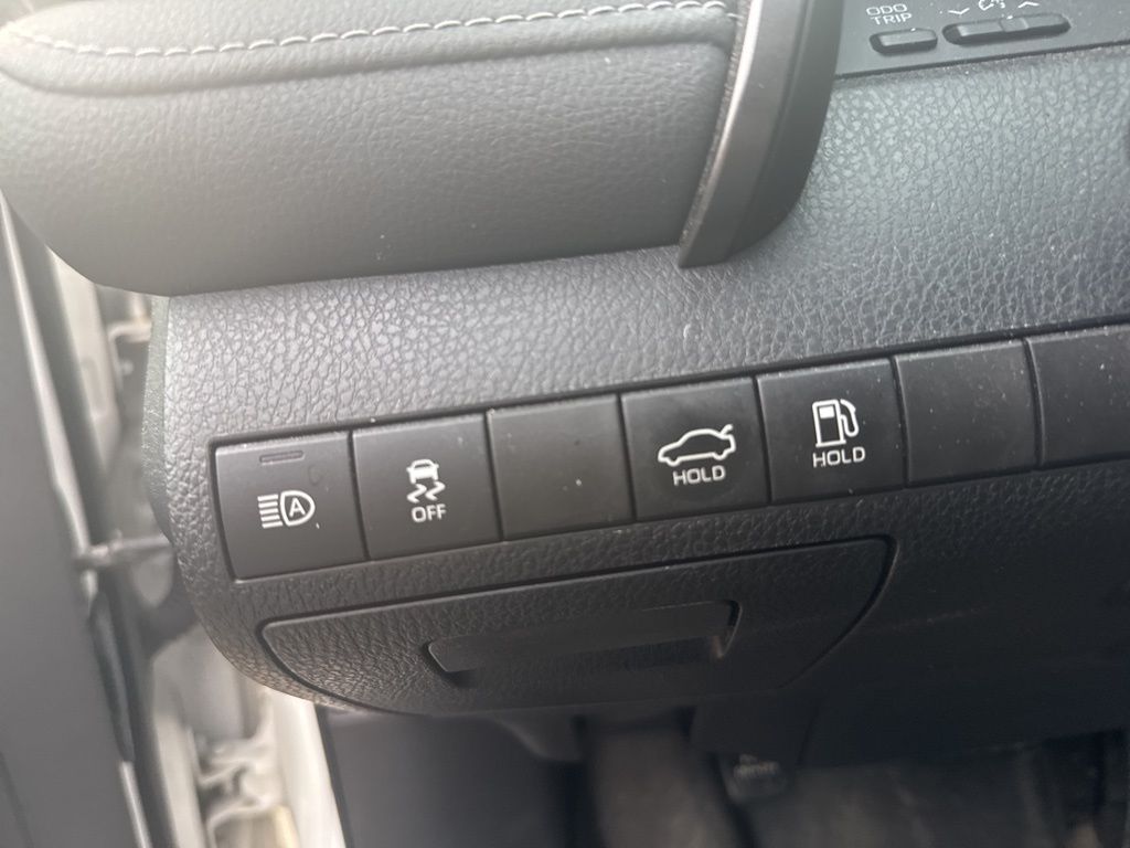 2019 Toyota Camry SE photo 8