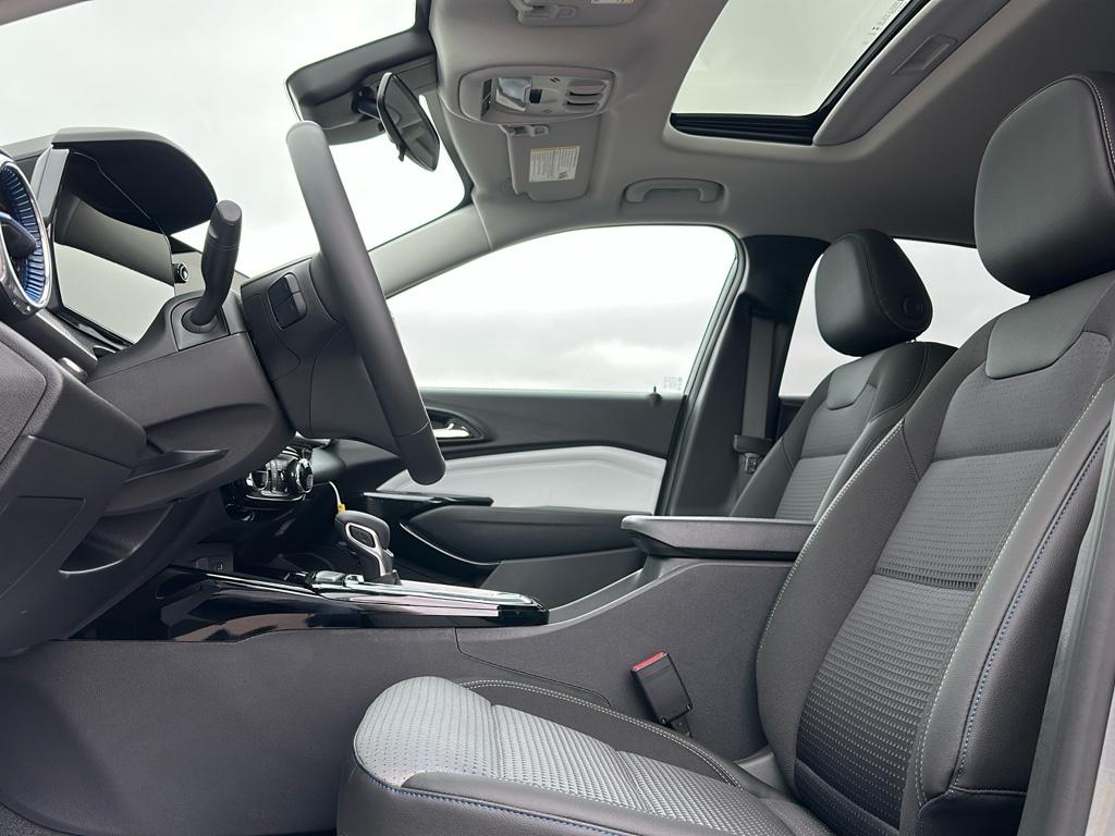2025 Chevrolet Trax LT photo 2