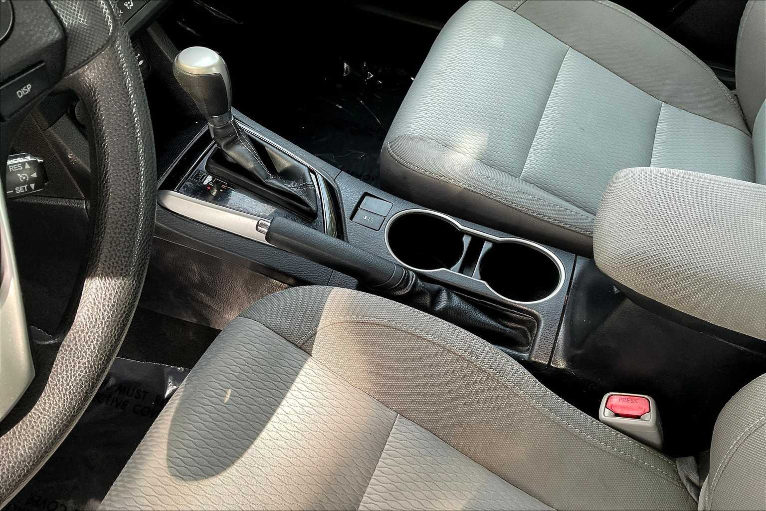 2016 Toyota Corolla LE photo 12