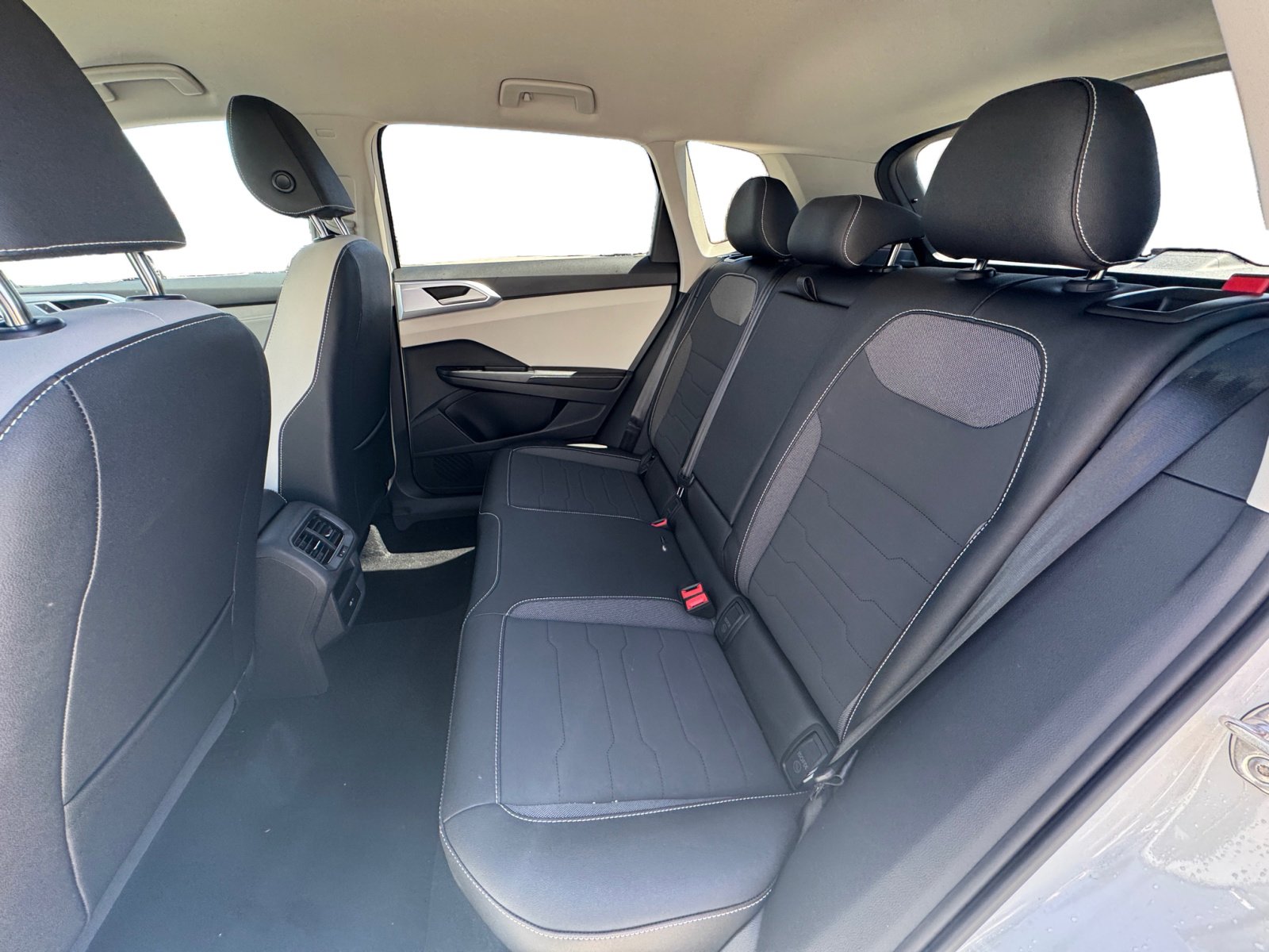 2025 Volkswagen Taos SE photo 3