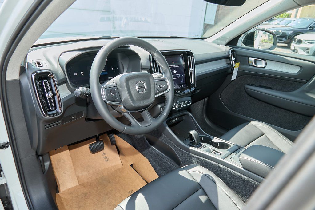 2026 VOLVO XC40 - Image 9