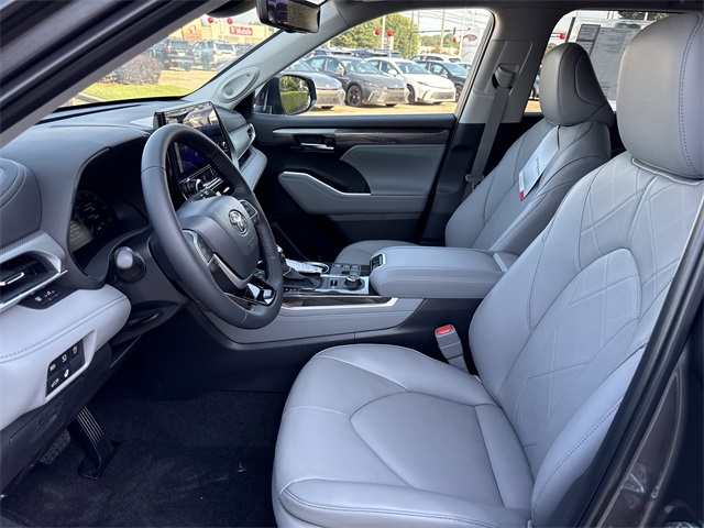 2025 Toyota Highlander Platinum photo 9