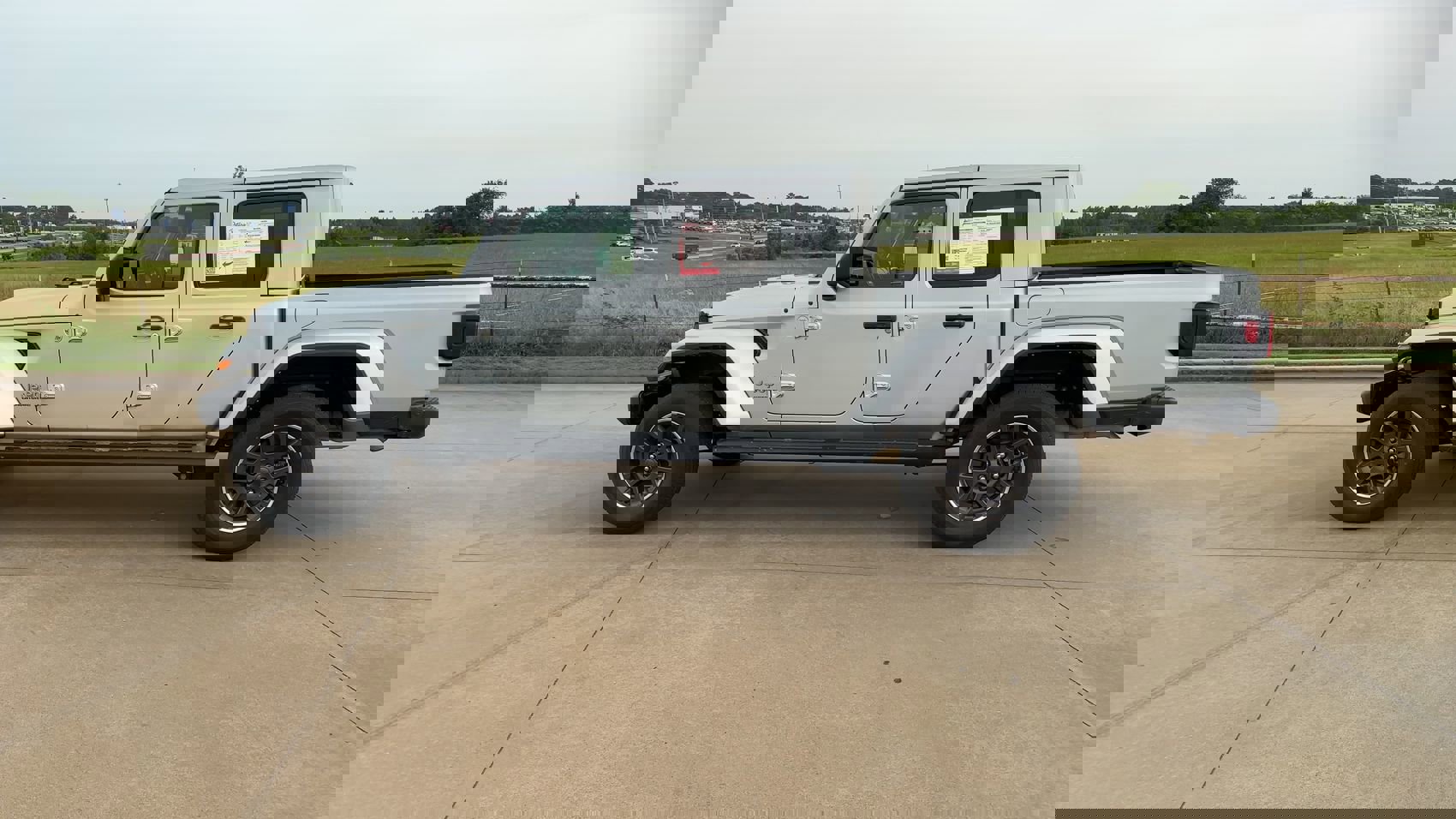2023 Jeep Gladiator Overland photo 5