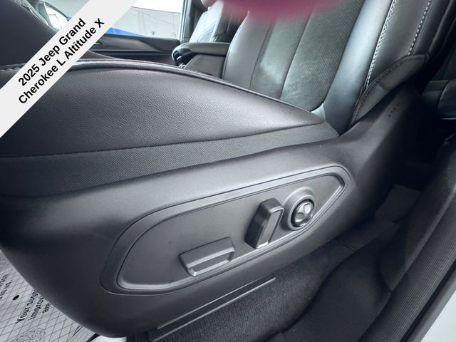 2025 Jeep Grand Cherokee Altitude X photo 32