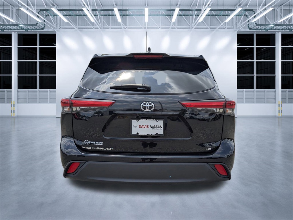 2023 Toyota Highlander LE photo 3