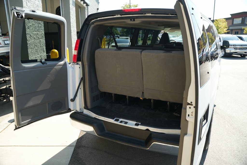 2017 Chevrolet Express 3500 LT photo 29