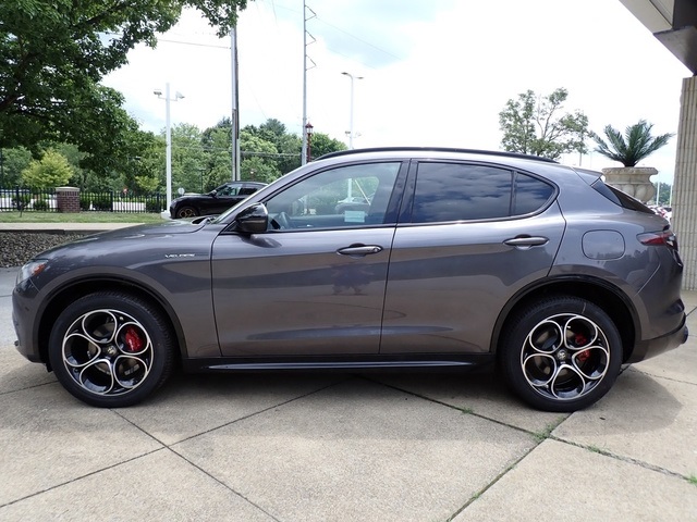 2025 Alfa Romeo Stelvio Sprint Base photo 2