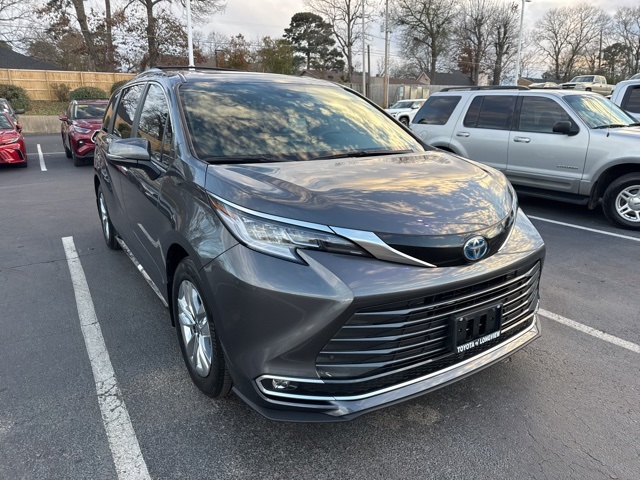 2025 Toyota Sienna Limited's photo