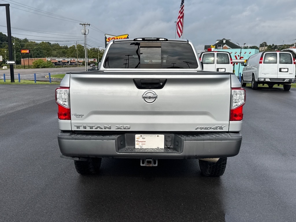 2019 Nissan Titan PRO-4X Crew Cab photo 4
