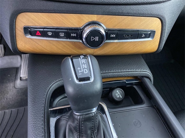 2022 Volvo XC90 T6 Momentum photo 19