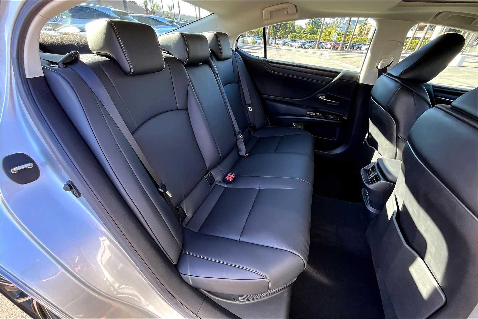 2025 Lexus ES 300h photo 18