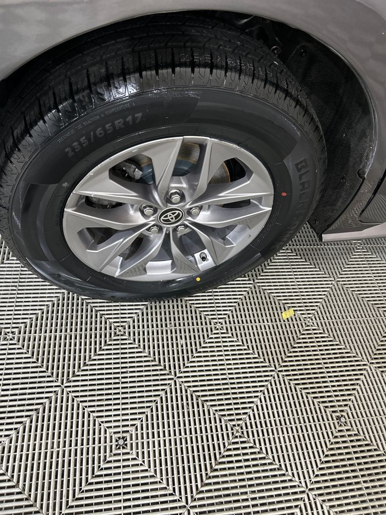 2021 Toyota Sienna XLE photo 17