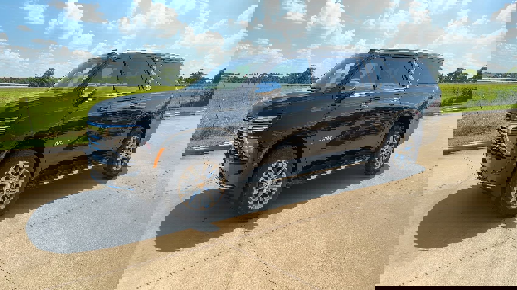 2025 Chevrolet Suburban Premier photo 4