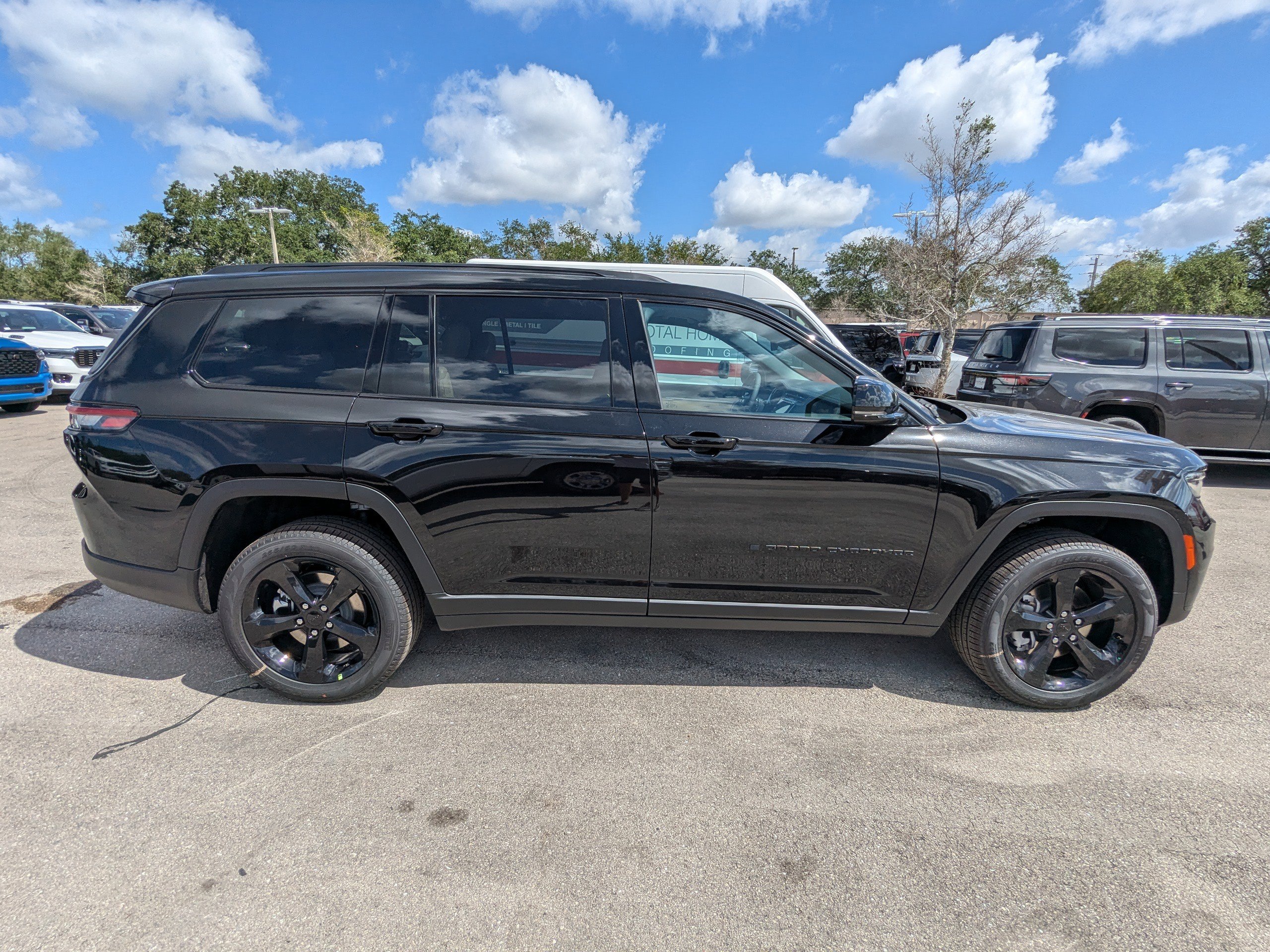 2025 Jeep Grand Cherokee Limited photo 2