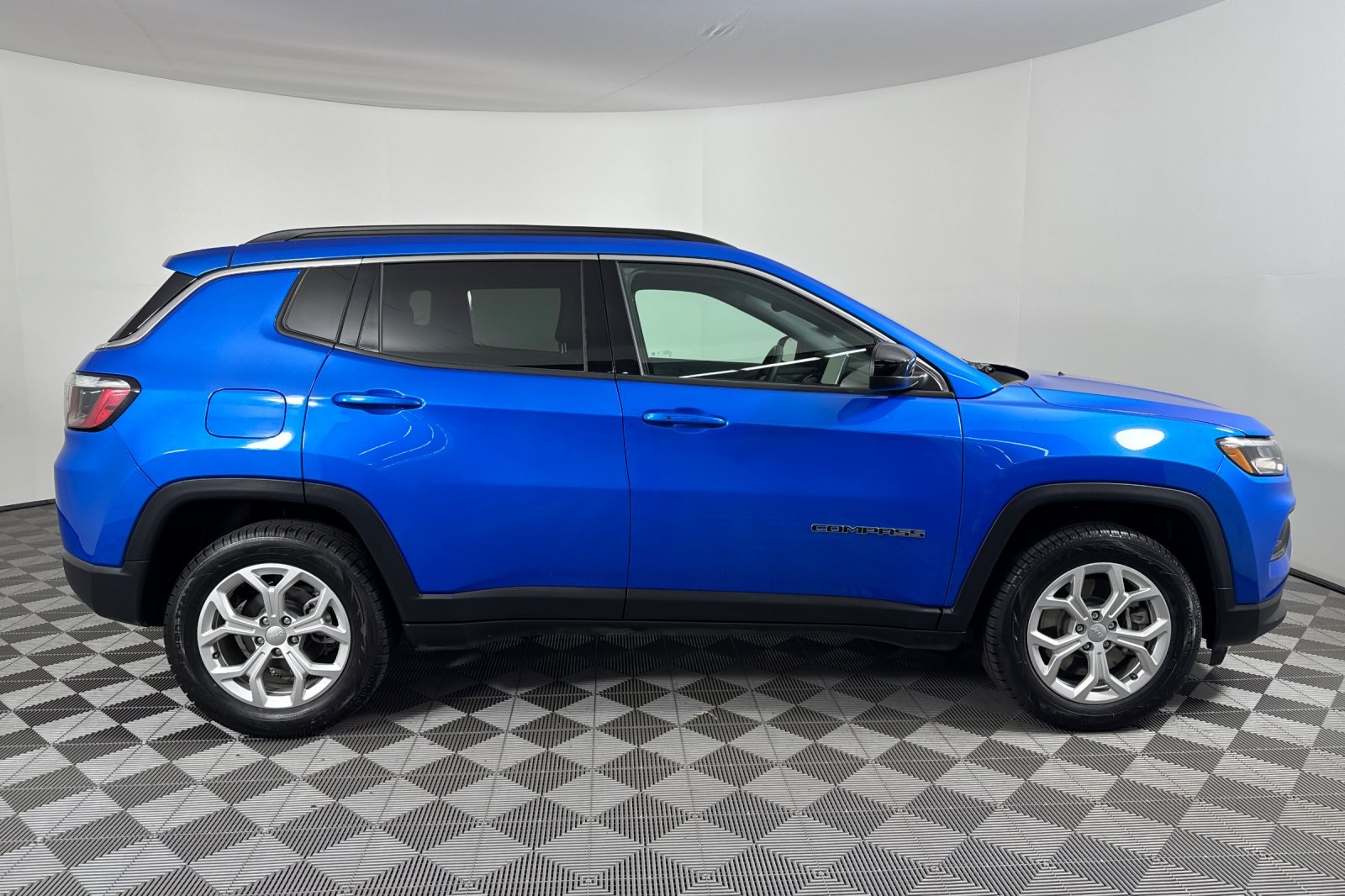 2024 Jeep Compass Latitude photo 3