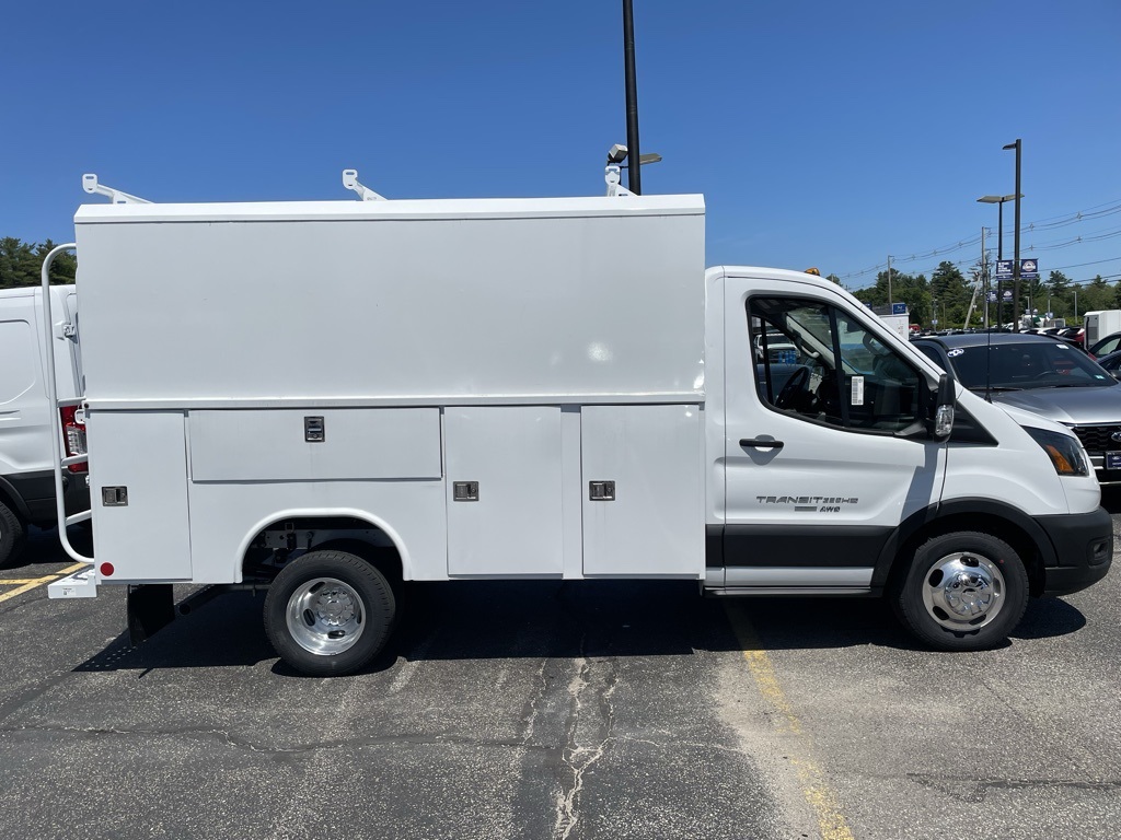 2025 Ford Transit Cutaway photo 2