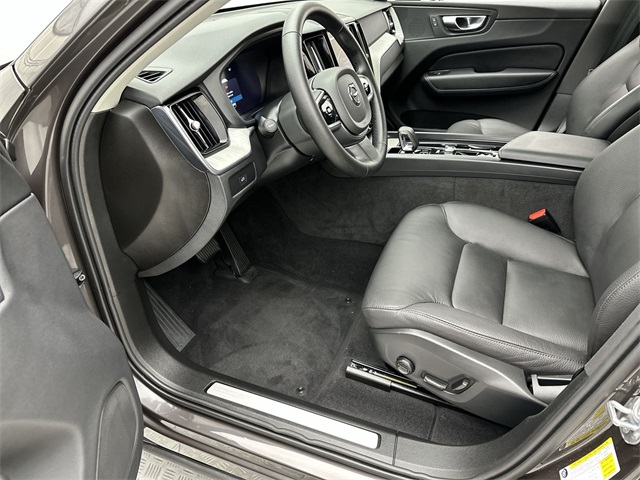 2025 Volvo XC60 B5 Plus photo 3
