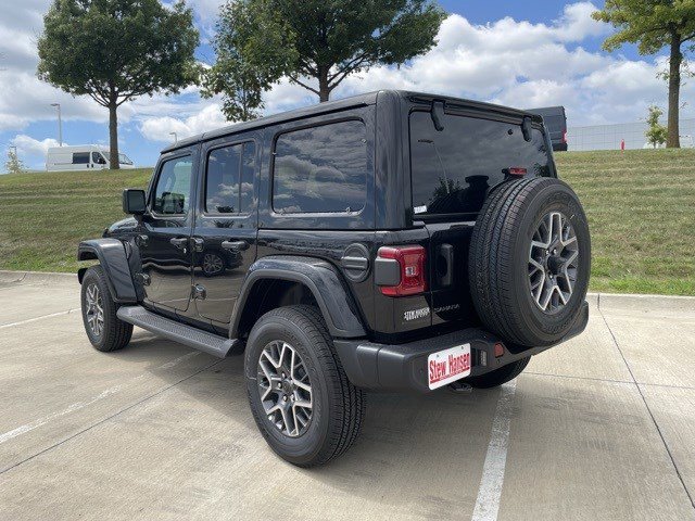 2025 Jeep Wrangler Sahara photo 3