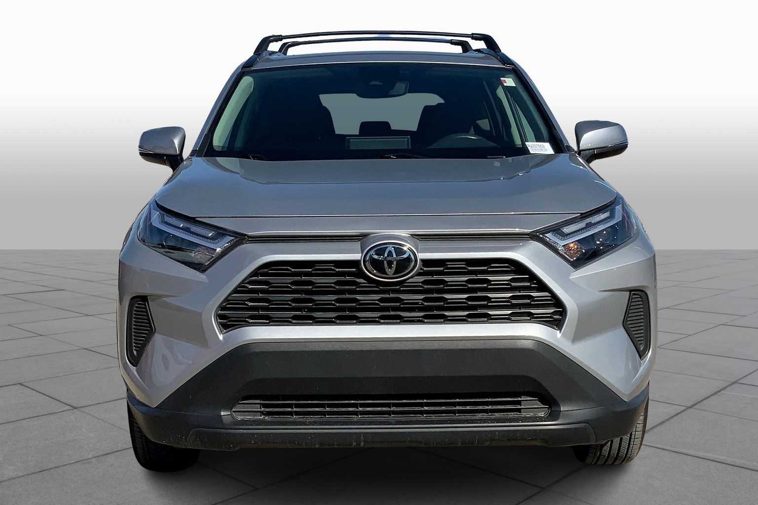 2024 Toyota RAV4 XLE photo 3