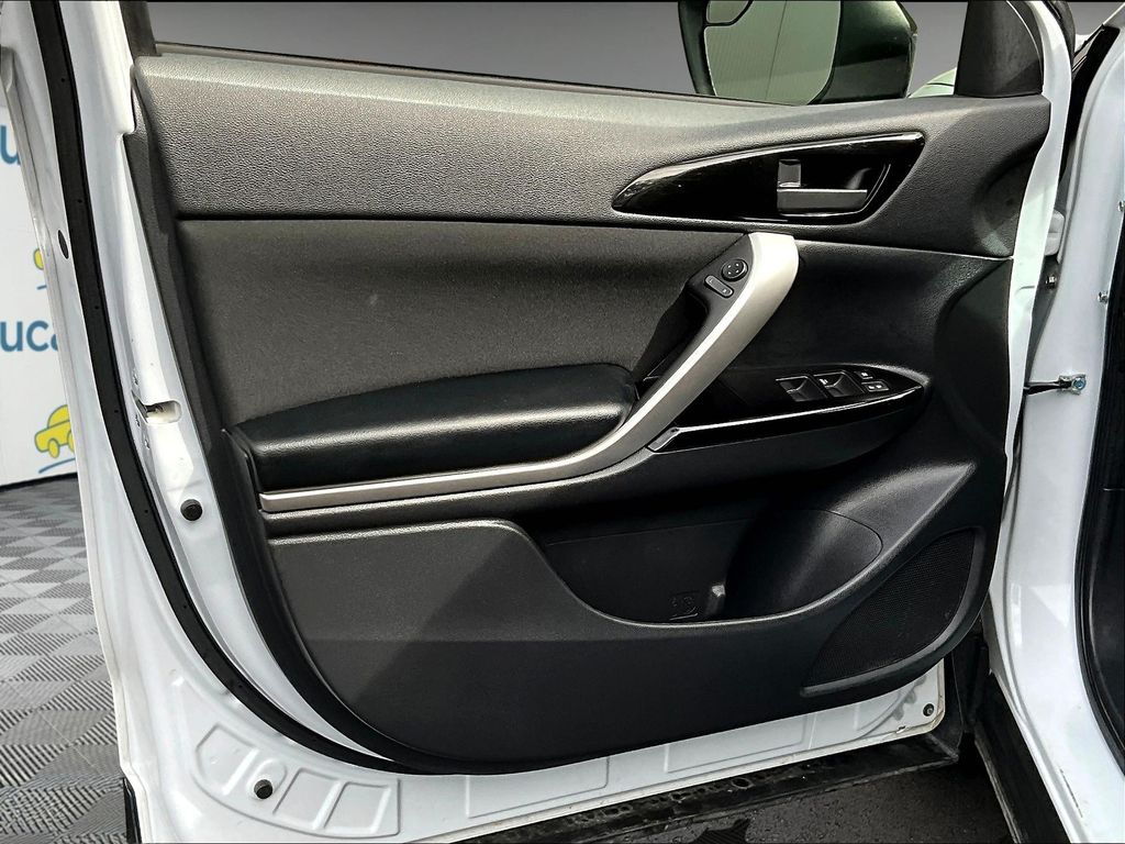 2023 Mitsubishi Eclipse Cross LE photo 8