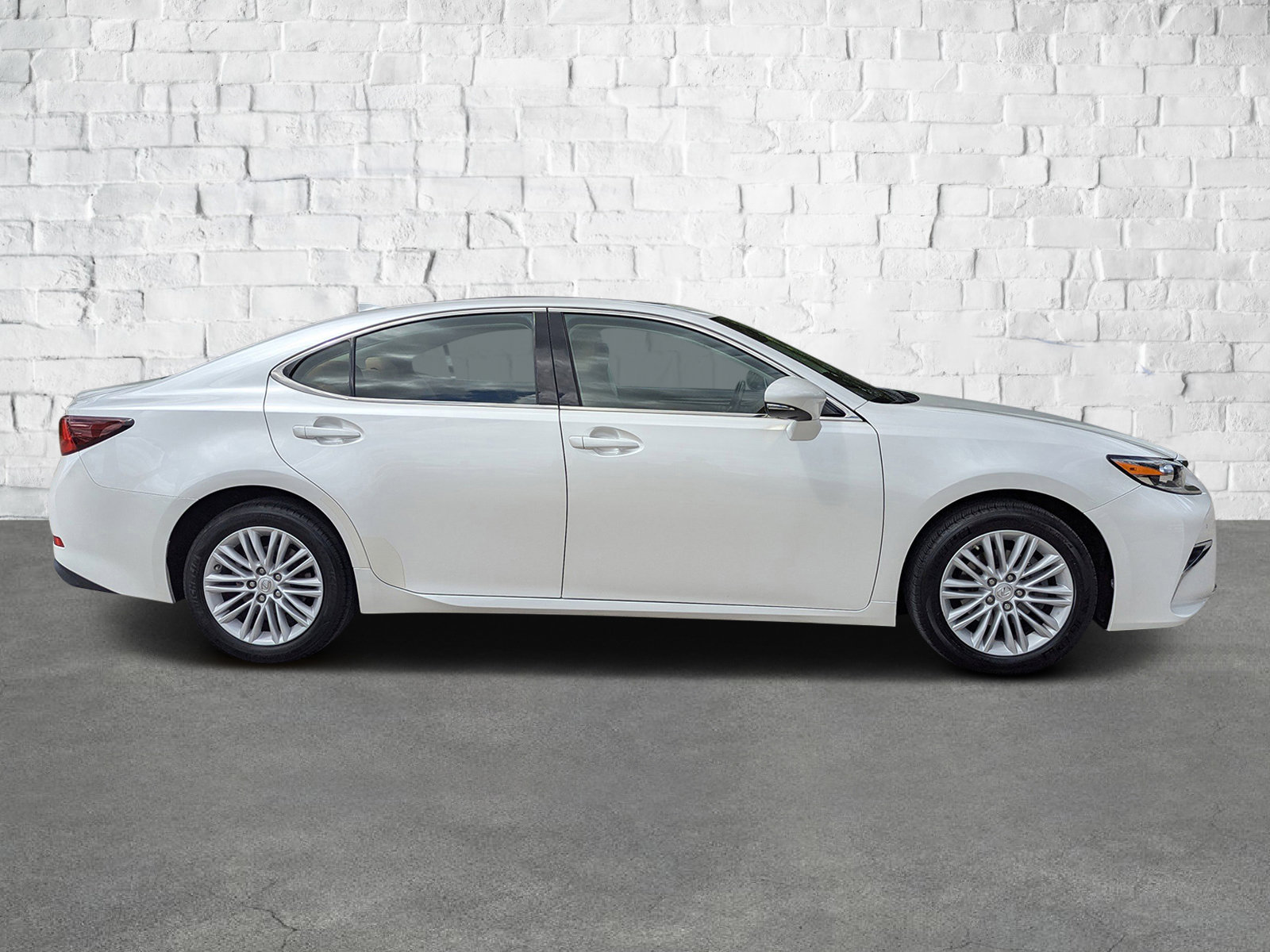 2017 Lexus ES 350 photo 3