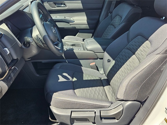 2025 Nissan Pathfinder S photo 5