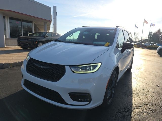 2026 Chrysler Pacifica Limited photo 3