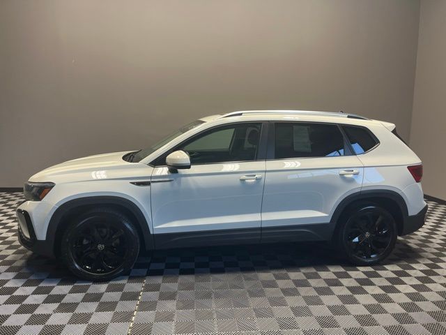 2022 Volkswagen Taos SE photo 2