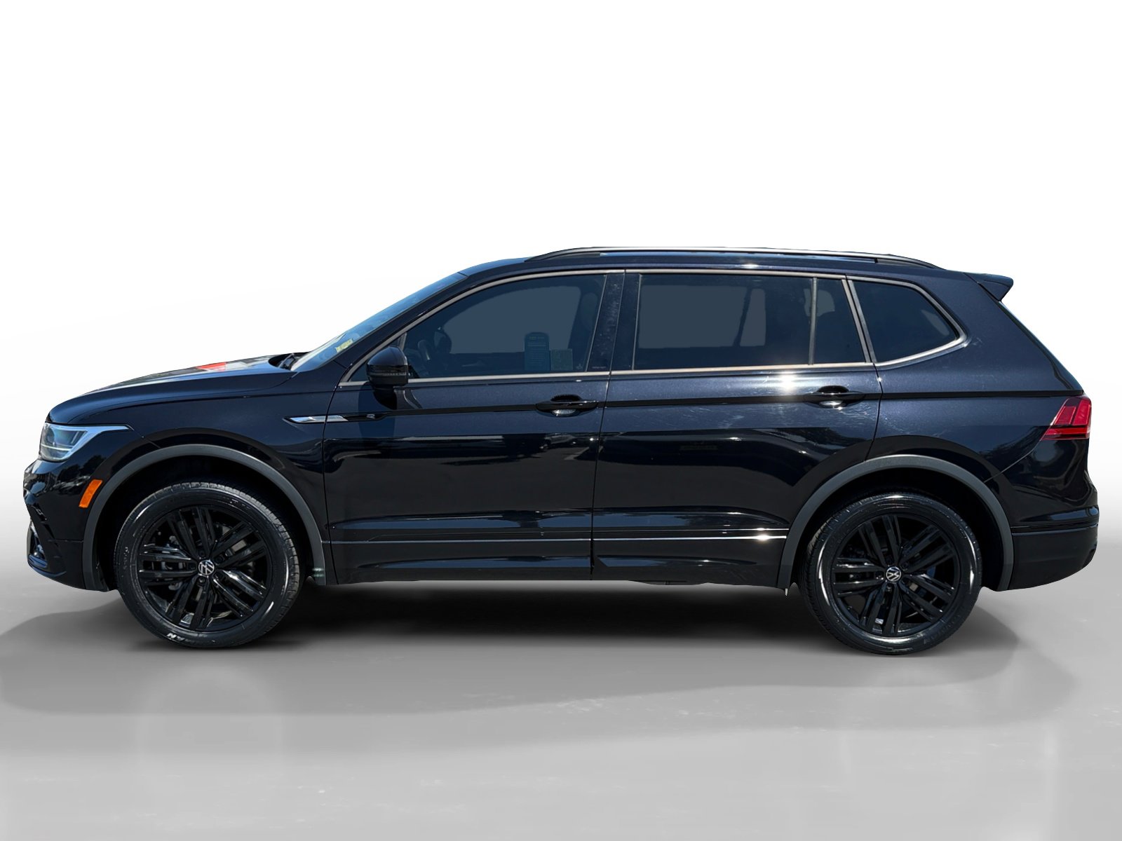 Used 2022 Volkswagen Tiguan SE R-LINE BLACK with VIN 3VV8B7AX7NM001928 for sale in Salinas, CA