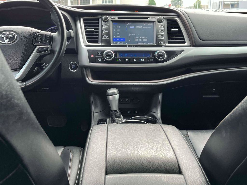 2019 Toyota Highlander XLE photo 3