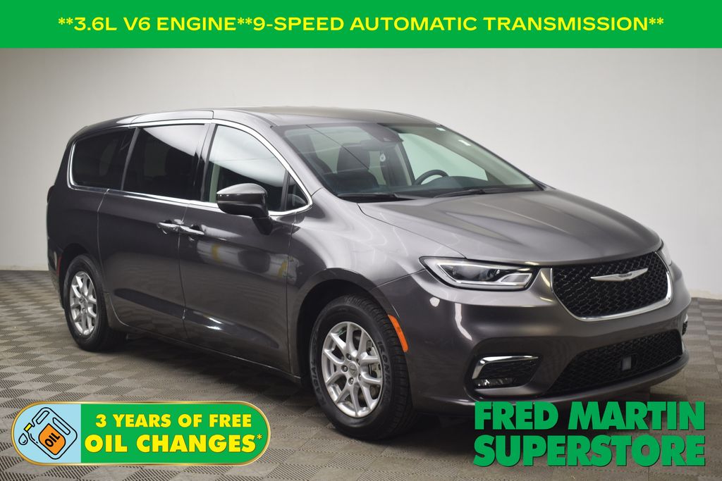 2023 Chrysler Pacifica Touring L's photo