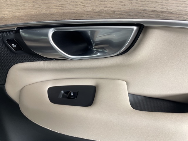 2025 Volvo XC90 B5 AWD Plus photo 15