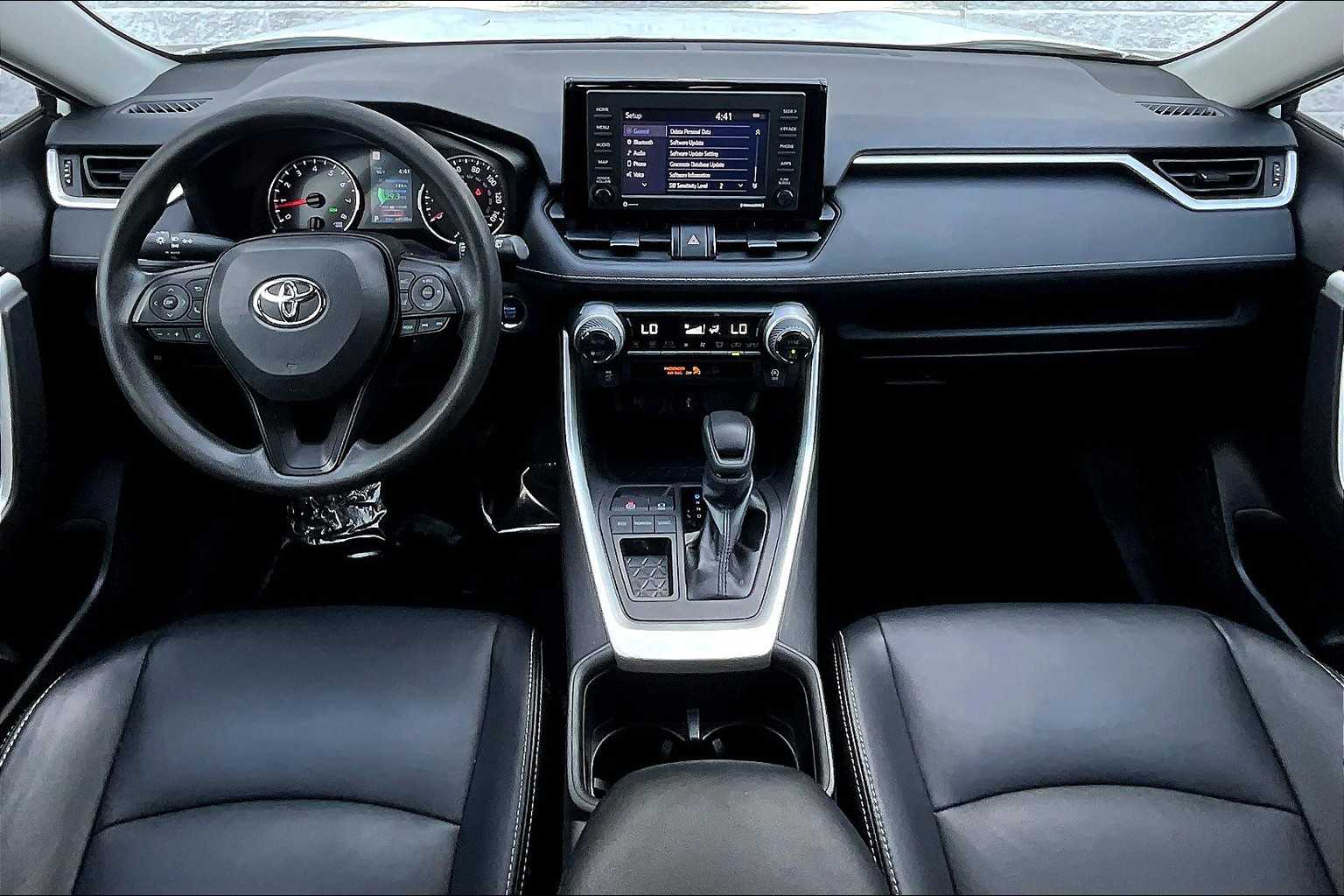 2022 Toyota RAV4 XLE photo 10