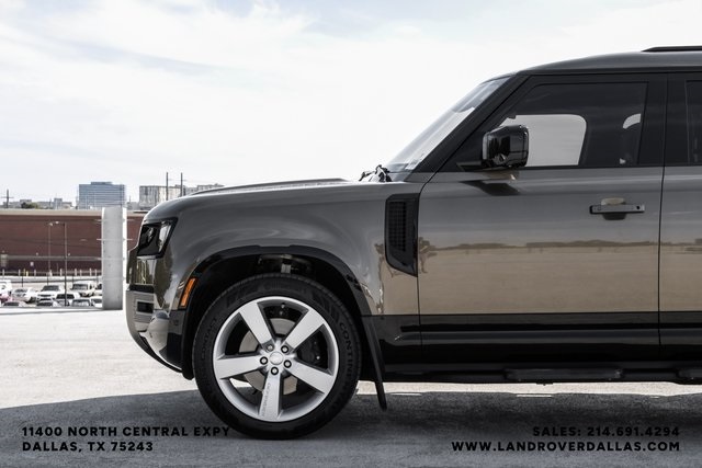 2025 Land Rover Defender 110 X-Dynamic SE photo 6