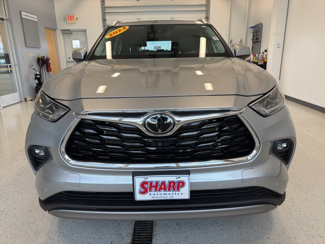 2024 Toyota Highlander LE photo 2