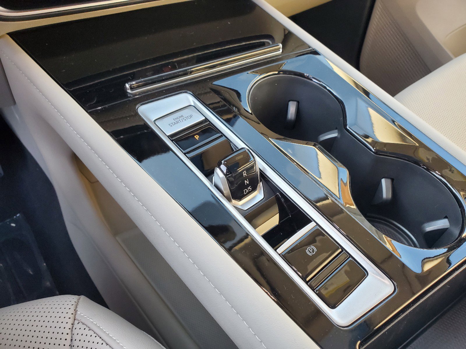 2025 Volkswagen Atlas SE Technology photo 10