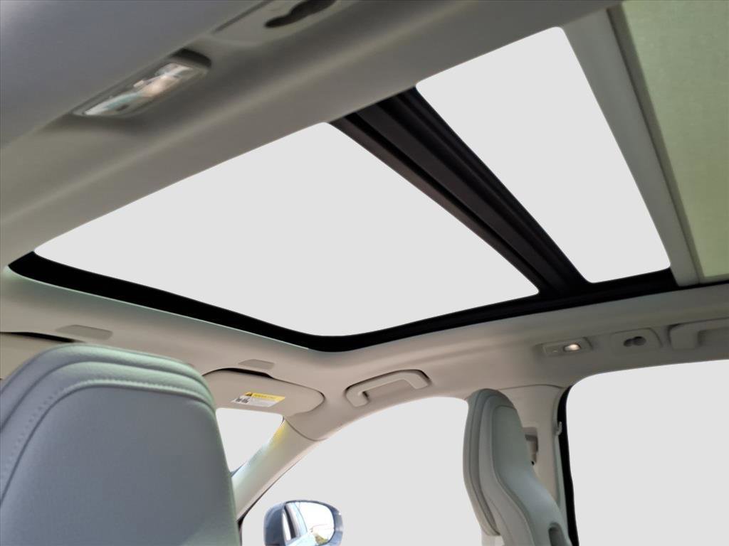 2022 Volvo XC60 B5 Momentum photo 14