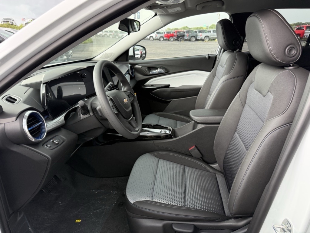 2025 Chevrolet Trax LT photo 11