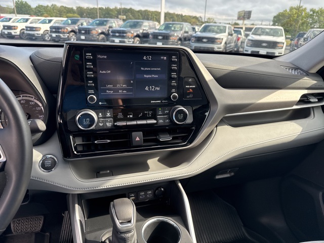 2022 Toyota Highlander LE photo 18
