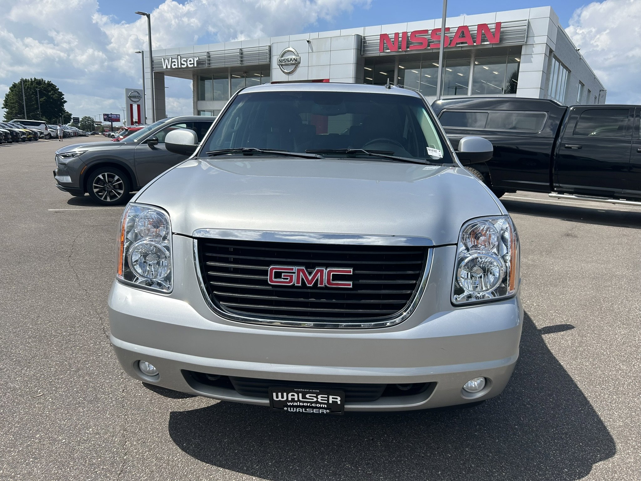 Used 2011 GMC Yukon XL SLT with VIN 1GKS2KE35BR288425 for sale in Minneapolis, MN