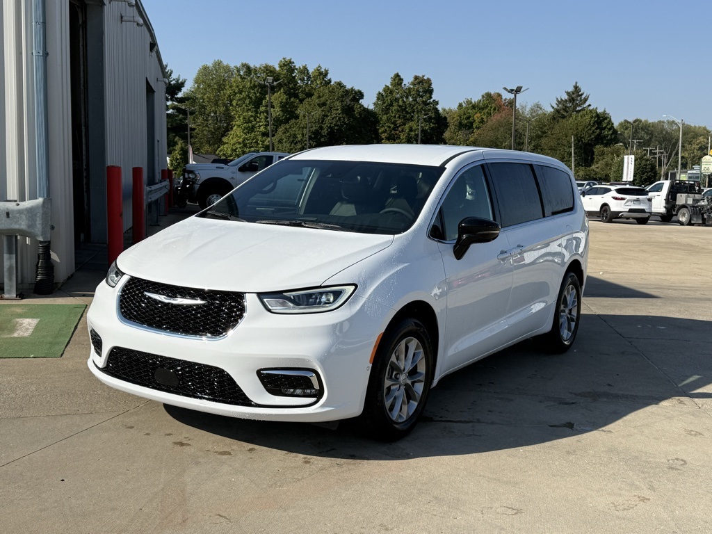 2026 Chrysler Pacifica photo 2