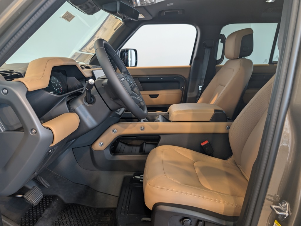 2025 Land Rover Defender 110 S photo 9